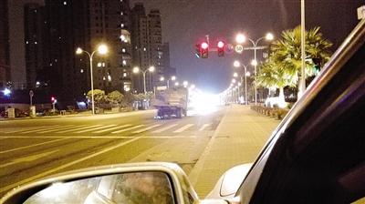 一小时57辆车闯红灯瓯江路红绿灯形同虚设