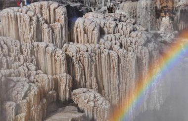 黄河壶口同时现冰瀑布与彩虹奇观