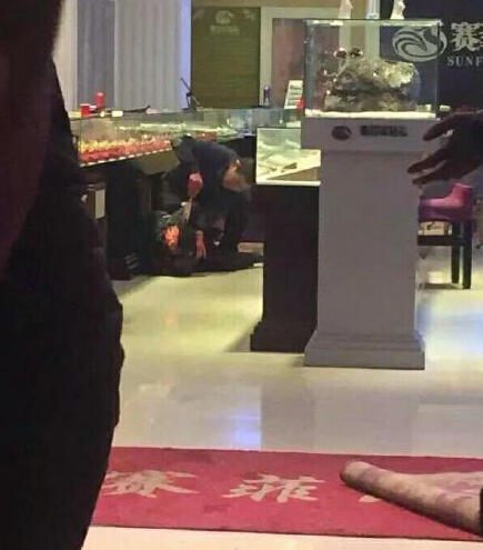 情人节前夕年轻老板娘被划好多刀 嫌犯是母亲男友