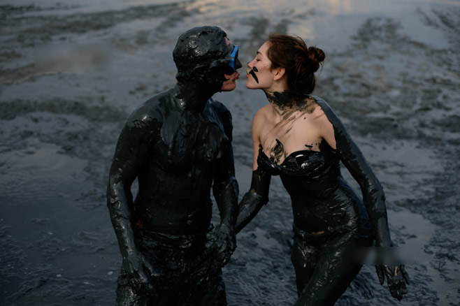 巴西“泥地狂欢节”男女疯狂共享泥浴