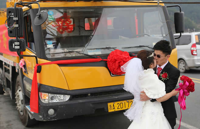 杭州淳安现起重机婚礼车队 大型吊车接新娘