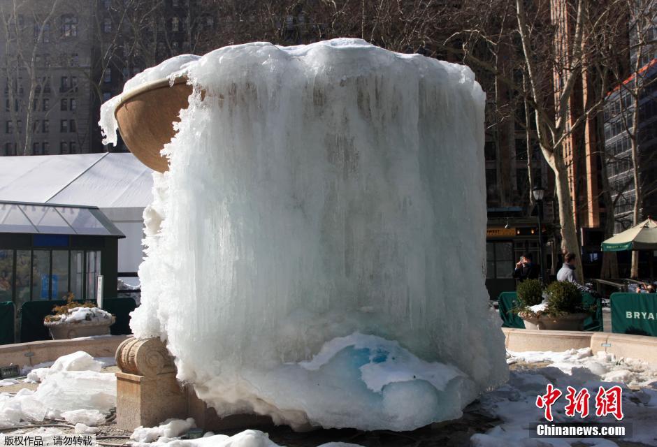 纽约连遭低温冰冻天气袭击喷泉冻成冰泉
