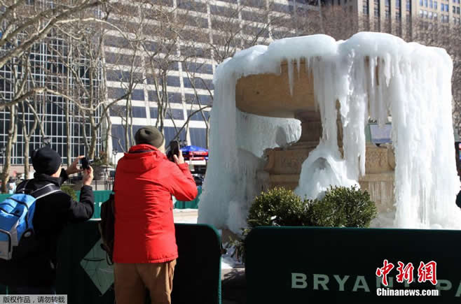 纽约连遭低温冰冻天气袭击 喷泉冻成“冰泉”