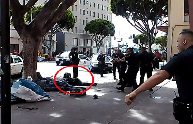 洛杉矶警察将流浪汉按倒在地连开数枪射杀