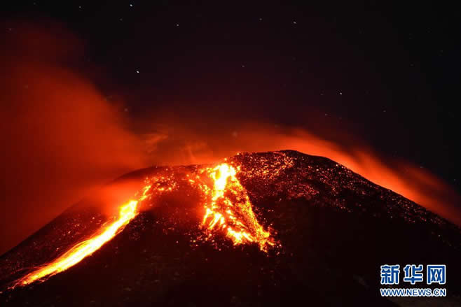 智利比亚里卡火山喷发 3000多人被疏散