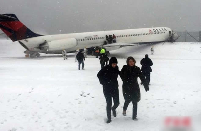 纽约一架客机降落时滑出跑道 致24人受伤