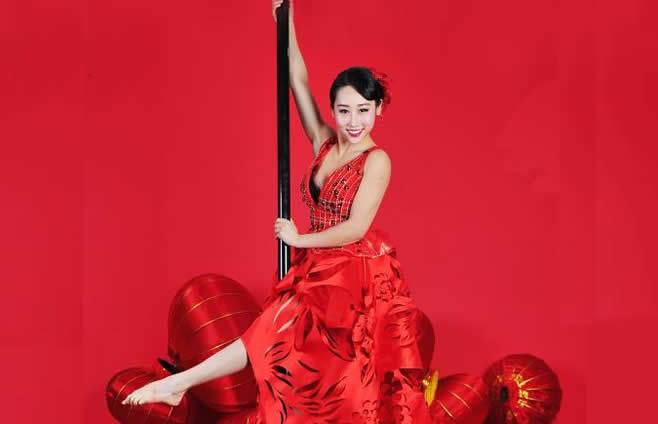 钢管舞美女演绎“钢管上的新年”