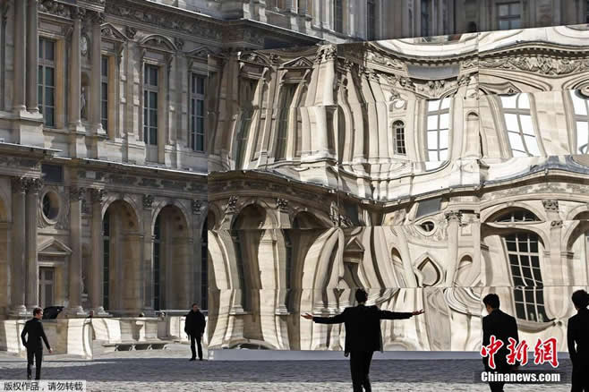 卢浮宫现巨型哈哈镜“墙壁” 时空扭曲引围观