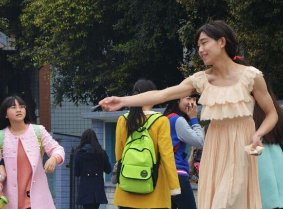 四川一大学生男扮女装每月销售卫生巾超万元