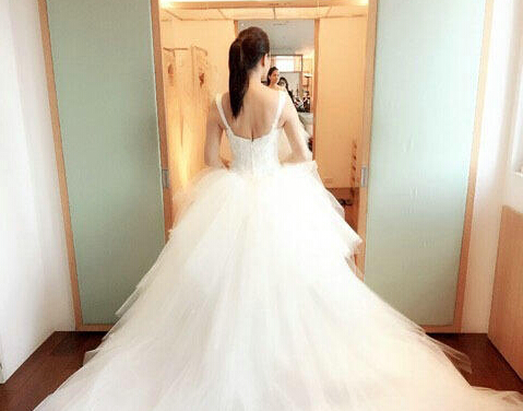 伊能静将大婚晒清凉美照 网友:故意露了?