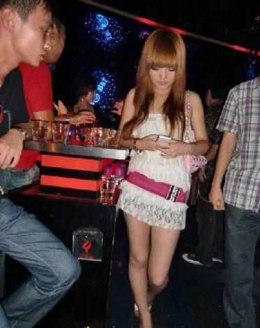 大学生吧女自曝潜规则 实拍酒吧女激情夜生活