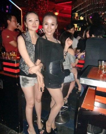 大学生吧女自曝潜规则 实拍酒吧女激情夜生活