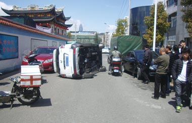 为躲电瓶车 他开车撞上别克砸中雷克萨斯