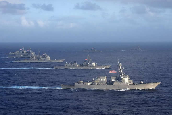 组图：美日海军关岛演习 战舰成群导弹连射