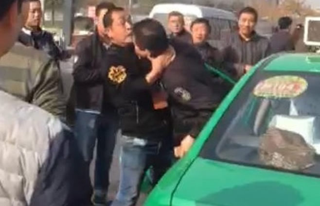 网传西安警民互殴短片 警察疑被打哭