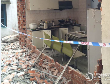 永中民房煤气爆炸 二层屋顶被炸飞一人受伤