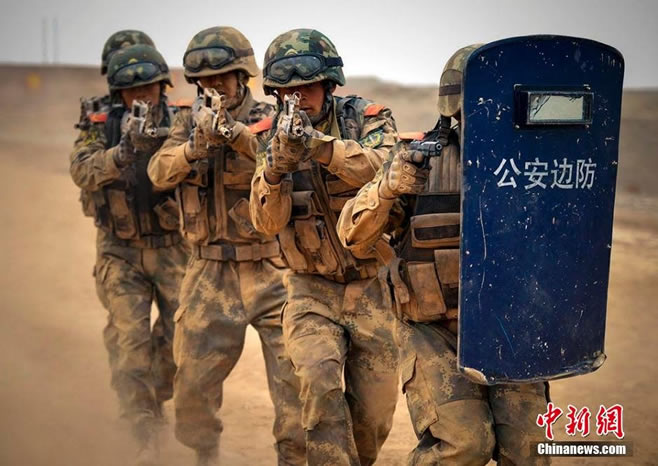 组图：新疆边防“利剑突击队”荒漠戈壁实弹演练