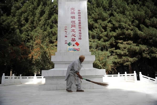 巴基斯坦老人为中国烈士守墓37年