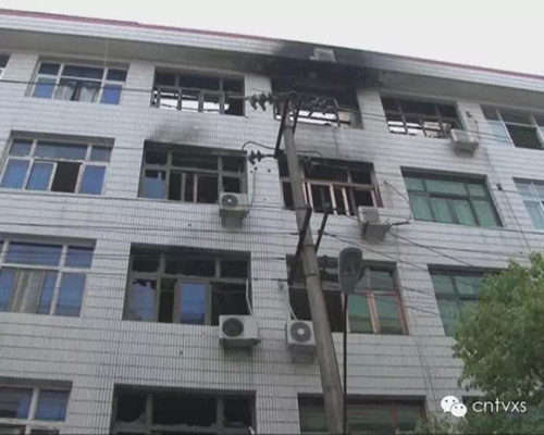 钱库镇镇长陈显宏就“4·17”火灾接受记者采访