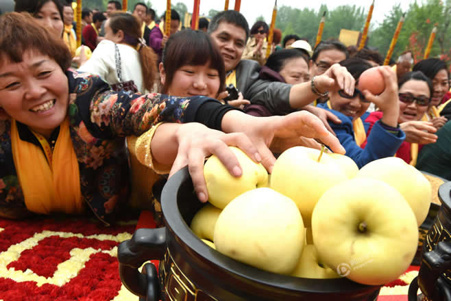组图：郑州拜祖大典现场游客争抢祭祀水果