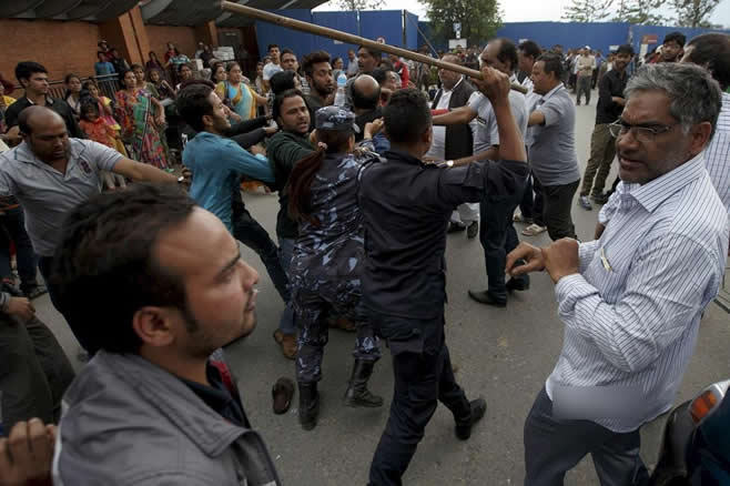 尼泊尔首都机场旅客滞留 印度旅客排队引冲突