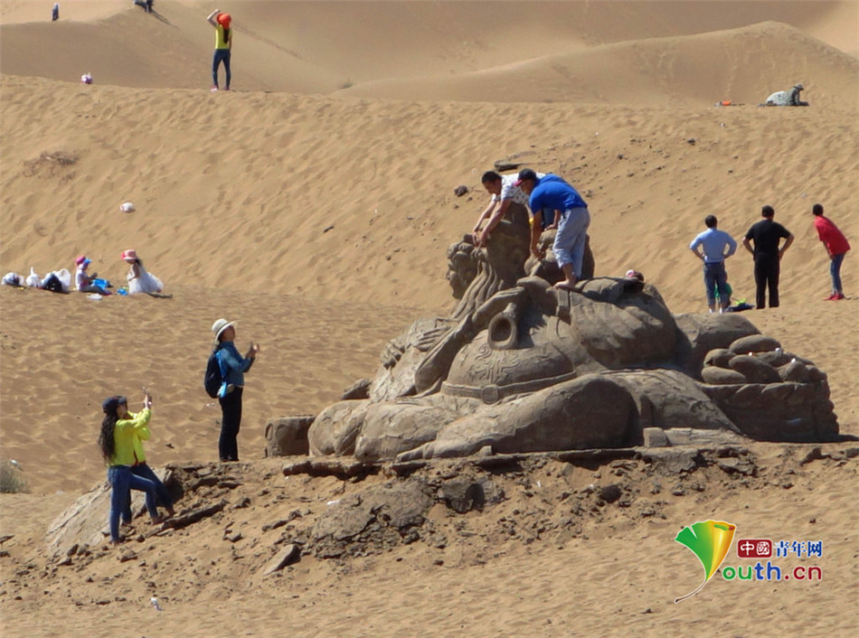 新疆一景区沙雕遭游客攀爬拍照 毁坏严重