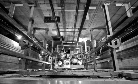 记者体验超高层电梯检验师:几乎天天上天入地