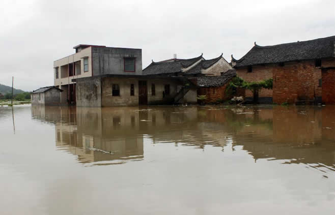组图：广西贺州遭强降雨袭击 部分民房农田被淹