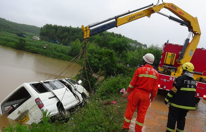 广西载23人幼儿园面包车翻水塘 致2死21伤
