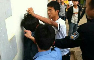 云南中学生因出言不逊遭2名警员暴打