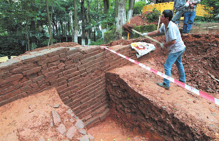 华盖山城墙完成考古勘探 墙砖上惊现神秘数字