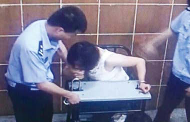 Ů˾��ײ����ҧ������ �Գƹ�ְ��Ա