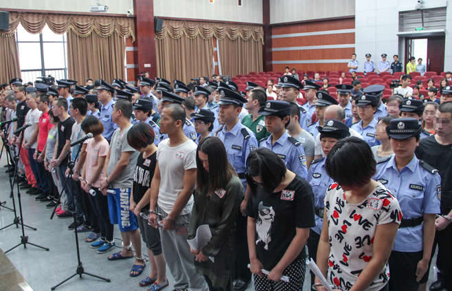 杭州开审特大传销案 53名传销案犯站满审判区