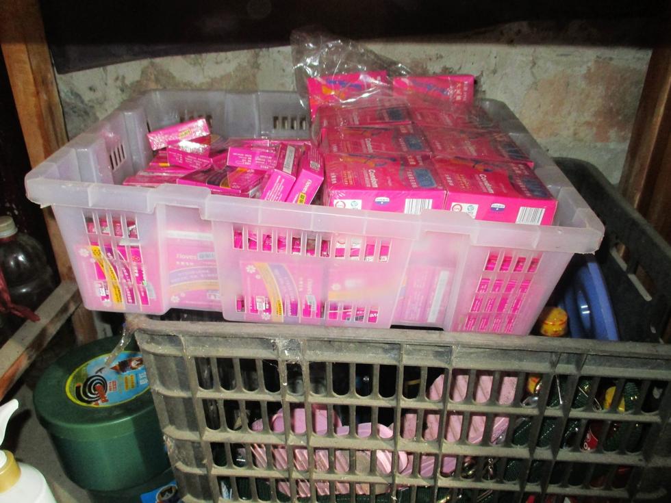 广西警方夜袭深山淫窝 缴获数千个避孕套