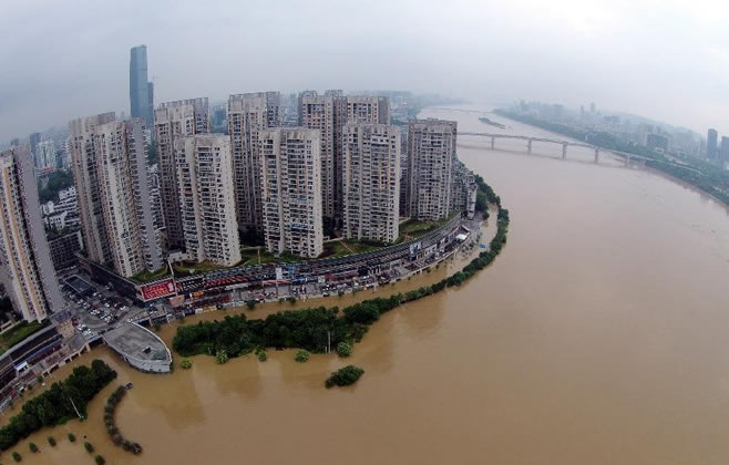 组图：洪峰过境广西柳州现洪水围城