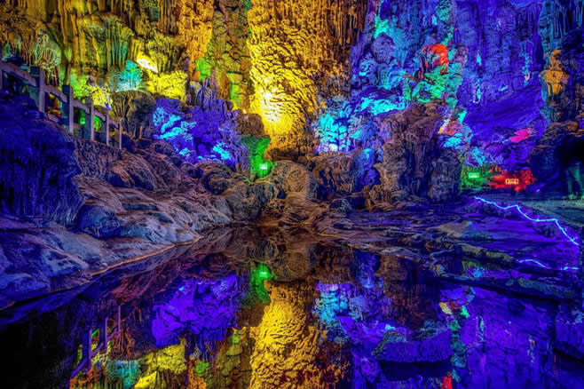 探秘桂林“彩虹洞”：位于地下240米景色绝美