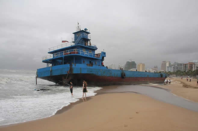 台风“鲸鱼”过境海南 3艘大船被刮到沙滩上