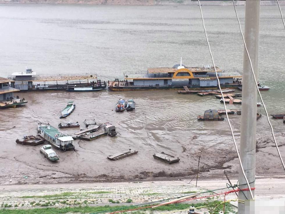 重庆巫山山体滑坡引发6米高涌浪 13艘船翻沉