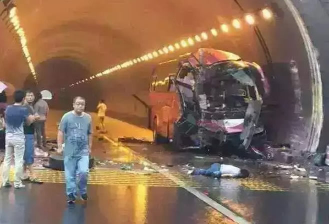 晋新高速载22人客车失控撞隧道 2死20伤