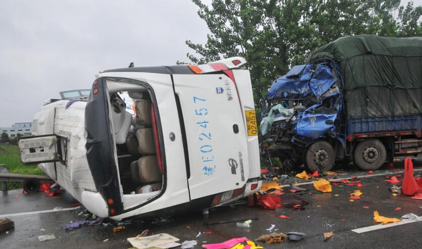 安徽芜湖境内客车与货车相撞 已致10人死亡