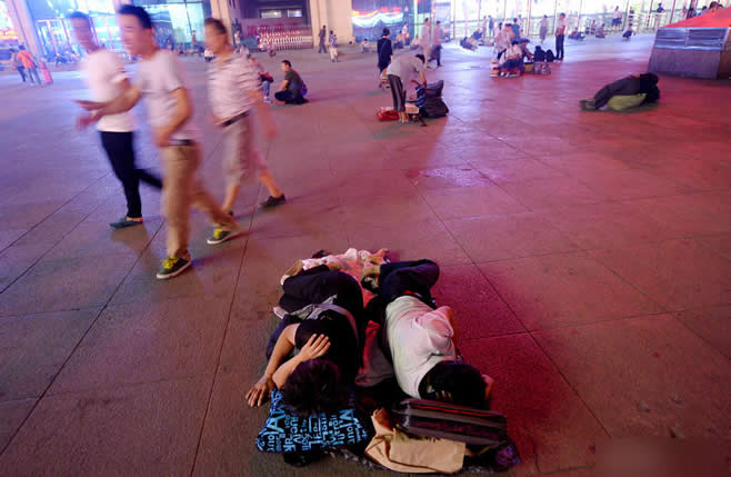 记者深夜探访济南露宿族 为省30元睡街头