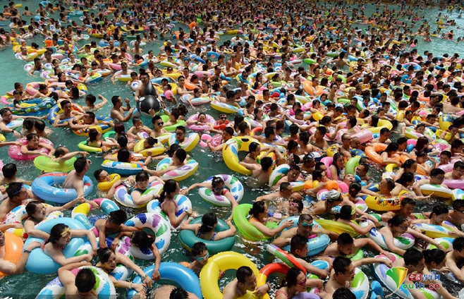 高温来袭 多地水上乐园游客爆满如“下饺子”