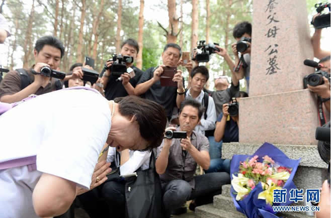 日本遗孤在哈尔滨祭拜中国养父母公墓