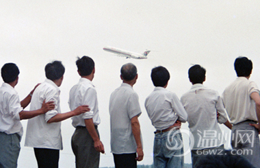 老照片：25年前金狮贵宾机场通航 能站人的都站满了