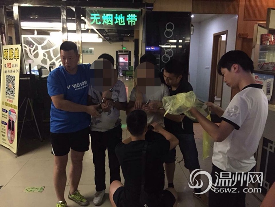 两男子自信跑得快 晚上“飞毛腿”抢夺女子挎包