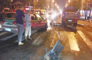 �������⳵ײ�ϻ������� ˲��ڳ����׸߻���