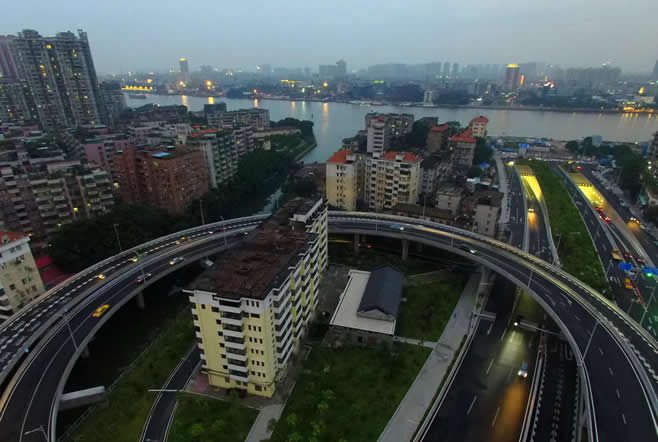 广州8层居民楼被“立交圈”包围