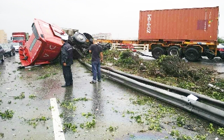 雨天打滑 高速上重型半挂车撞栏翻车