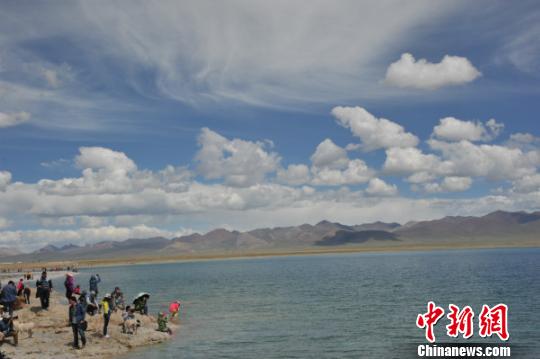 拉萨人均收入_拉萨风景图片(3)
