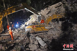 山西一楼房拆迁过程中倒塌 挖掘机驾驶员丧生